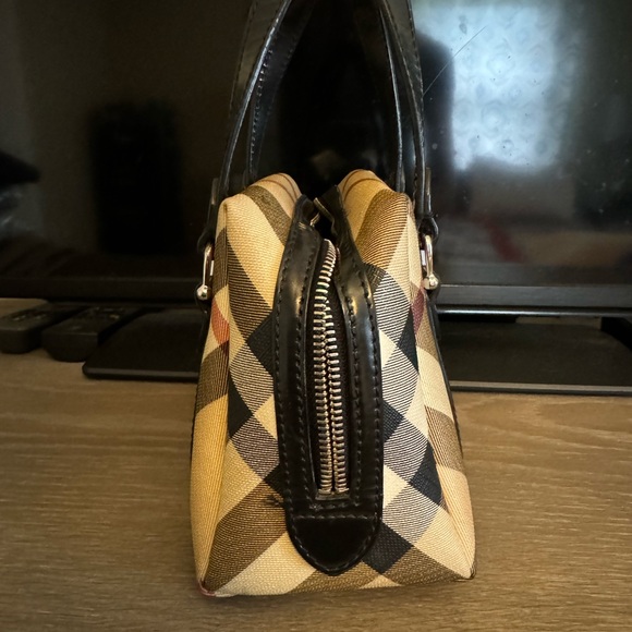 Authentic Burberry bag in great condition! - Picture 4 of 16